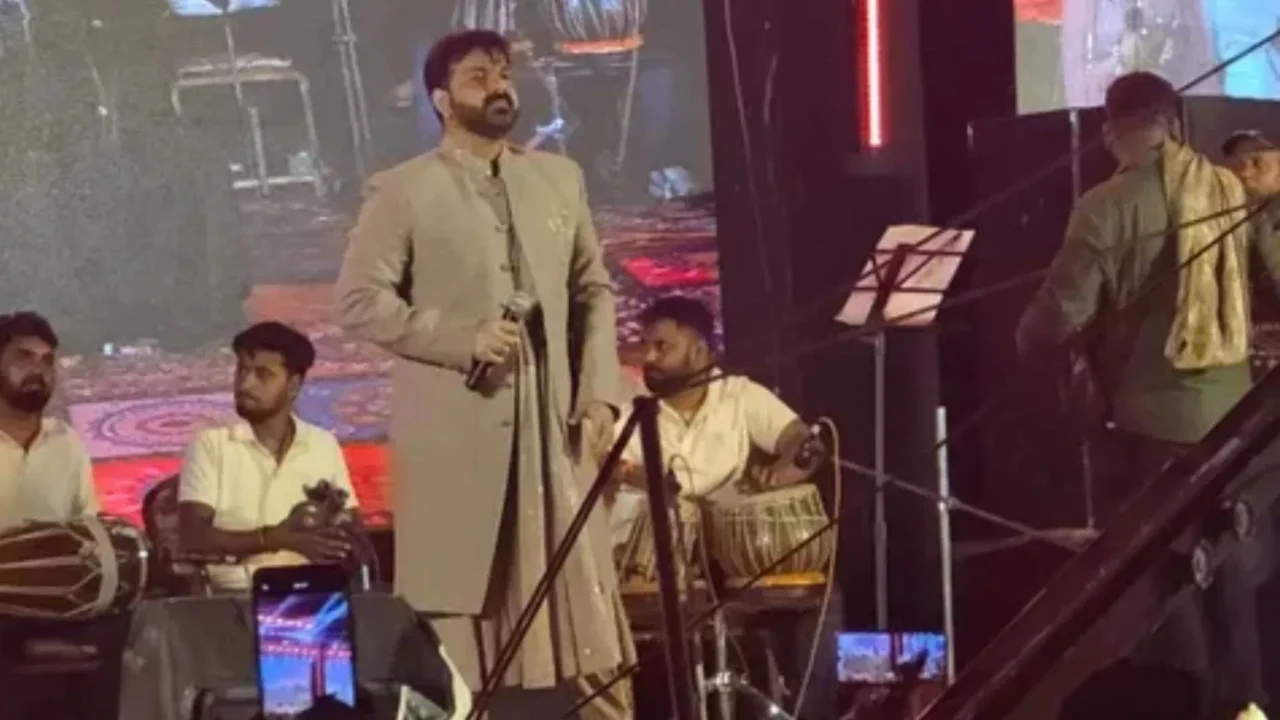 Pawan Singh and Ravi Kishan performing at Munger Durga Puja festival